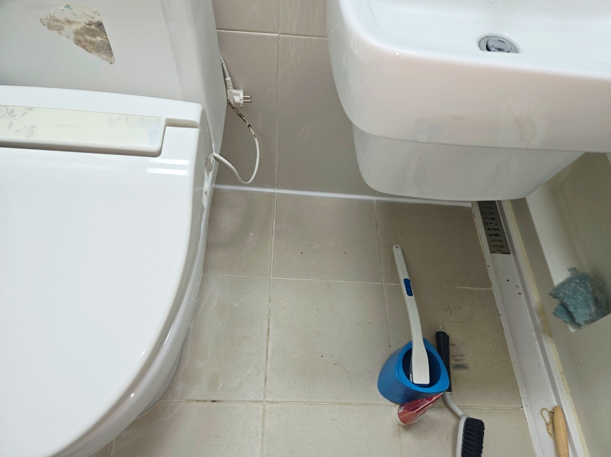 변기와 세면대가 있는 화장실 현장