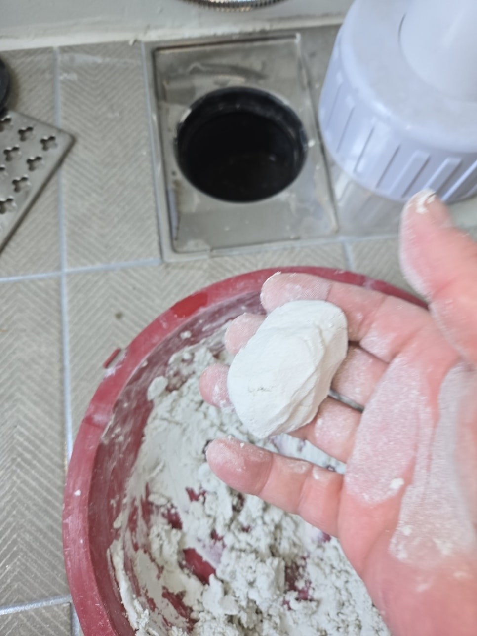 열린 유가 옆에서 흰 재료를 다루는 손