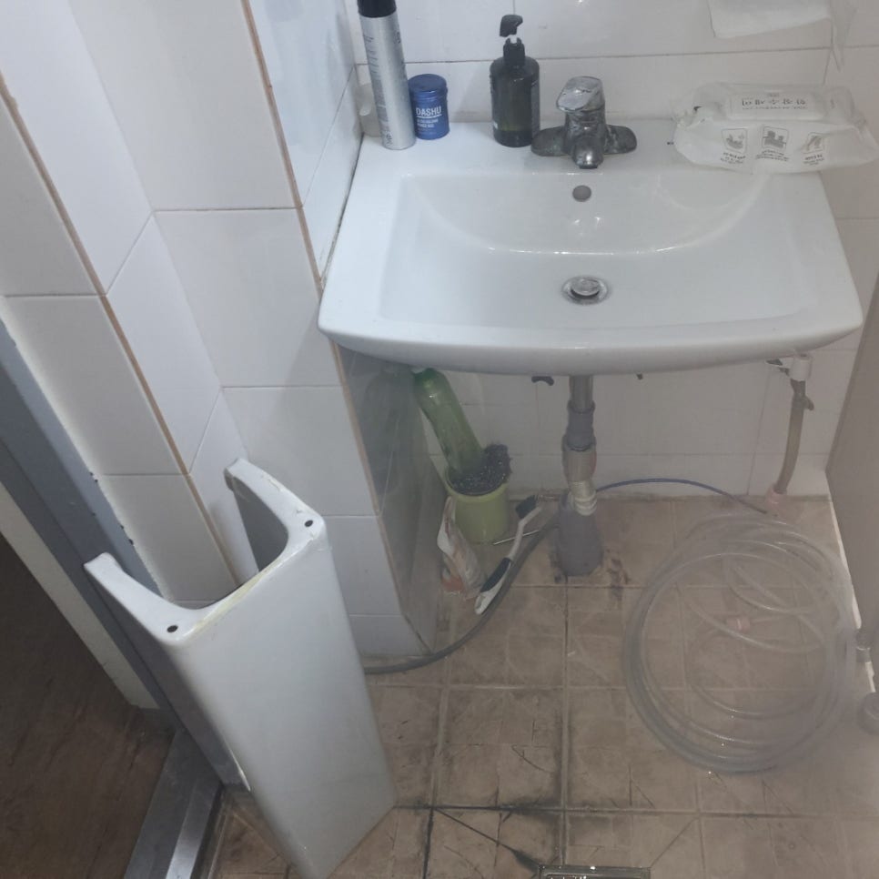 배관 교체 후 확인하는 화장실 바닥과 벽면