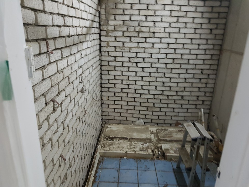 철거 진행 중인 내부 공간