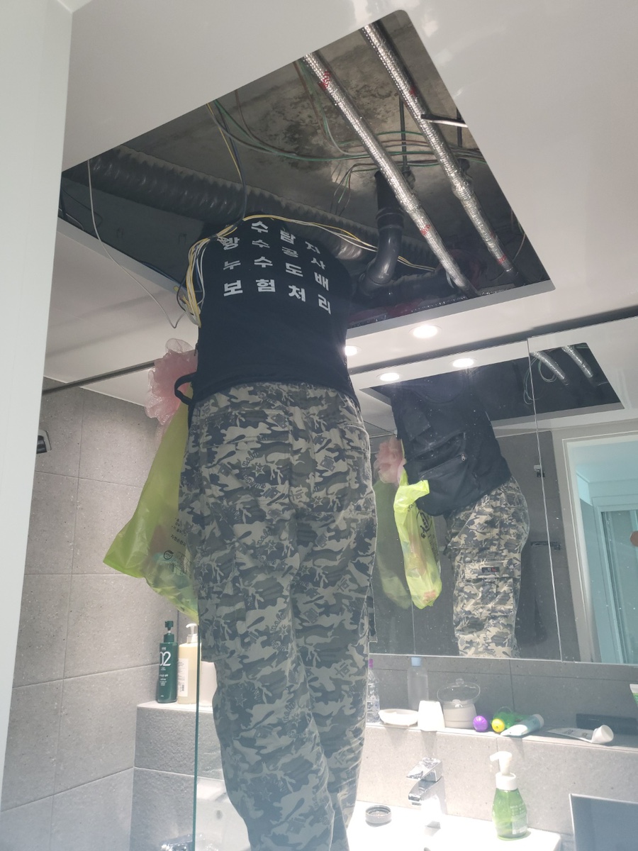 천장 개방부의 관·배선과 내부 작업 모습