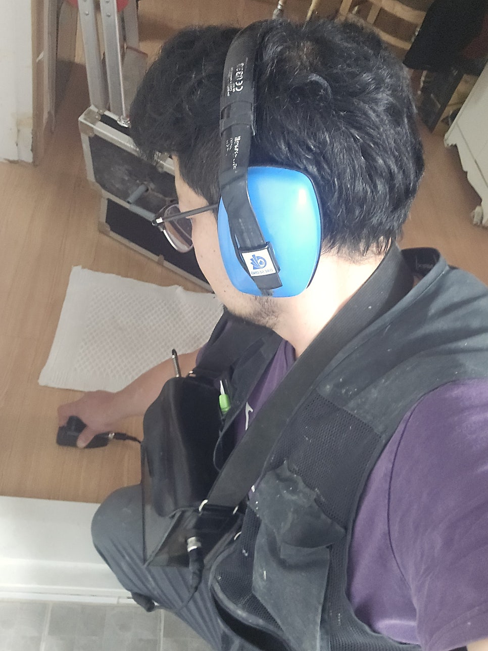 전문가가 현장을 정밀하게 분석하는 모습