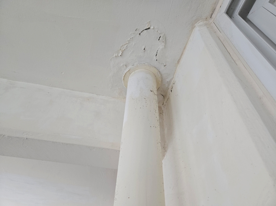 배관 주변 내부 상태 점검 중