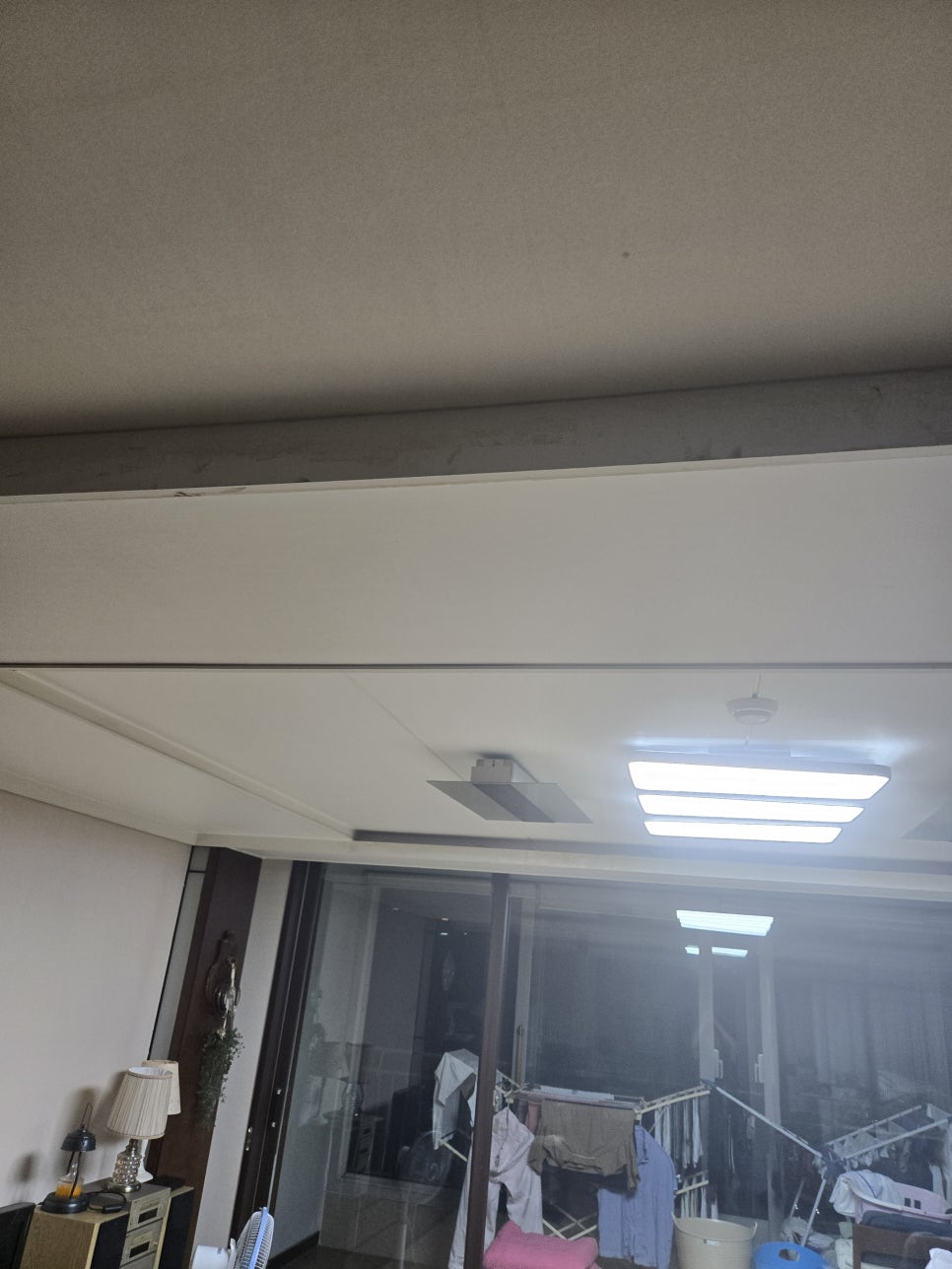누수 지점 탐색이 필요한 거실 및 주방 인근