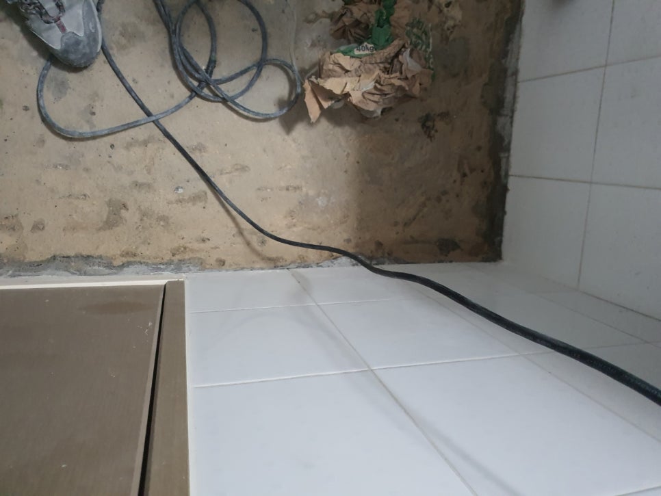 타일 바닥과 전선이 있는 현장