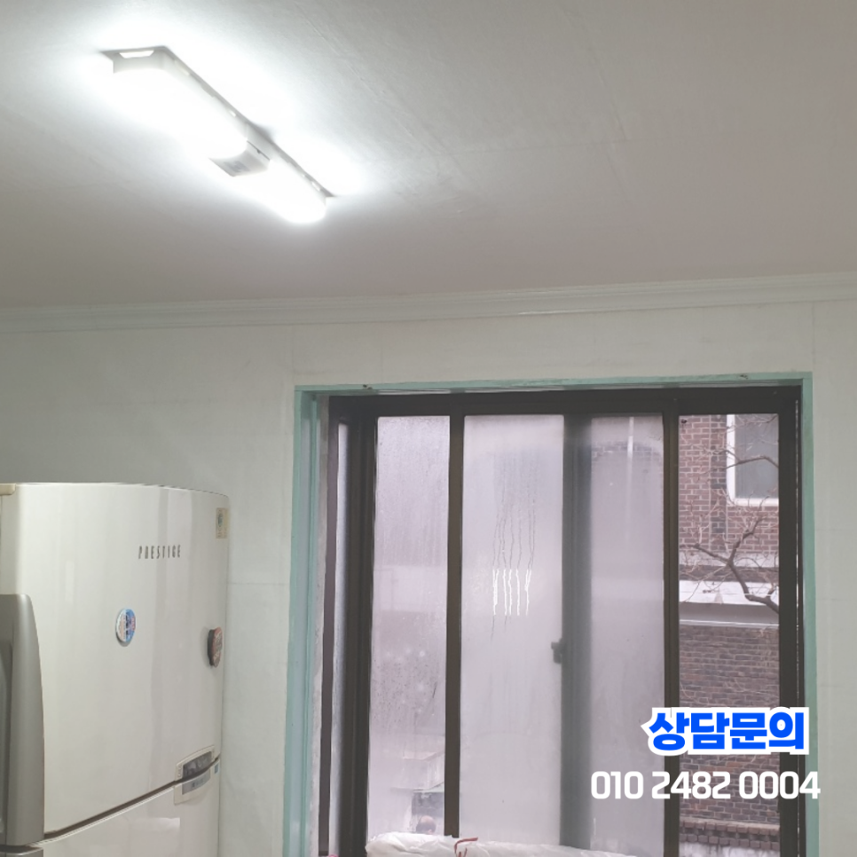 누수 점검이 완료된 창가 주변 내부