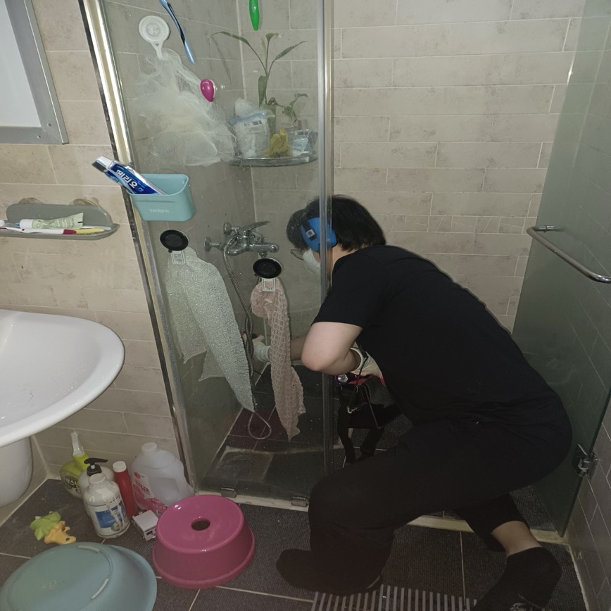 샤워 부스와 세면대가 있는 욕실 내부