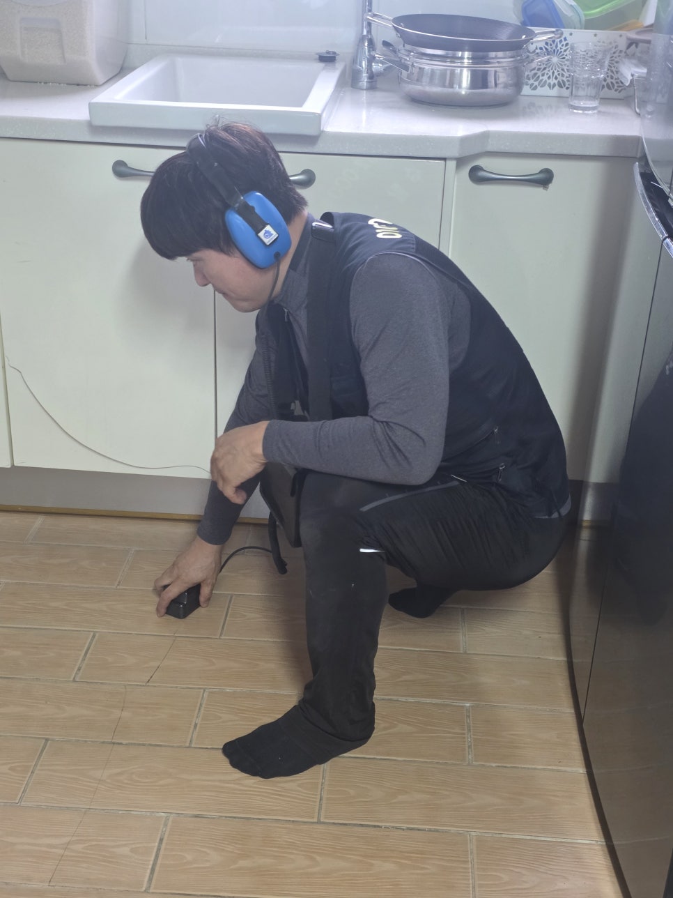 누수 확인이 필요한 주방 공간