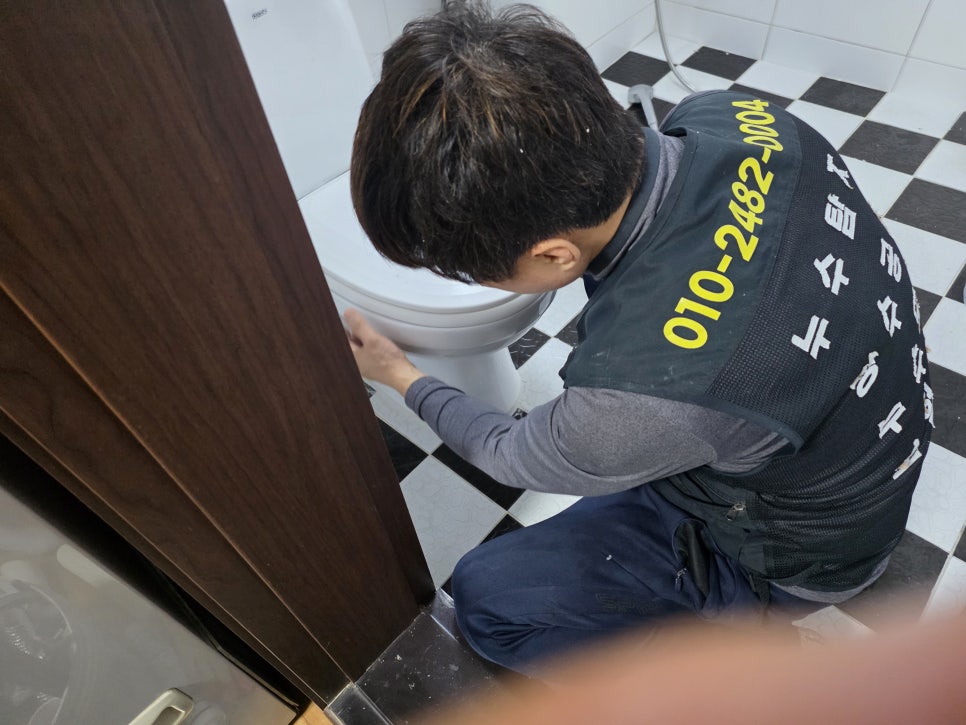 체크무늬 바닥과 세면대가 있는 욕실 현장