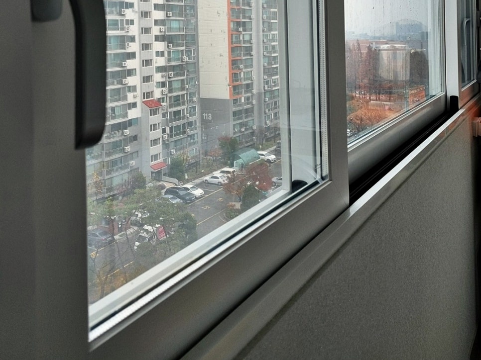 창호 주변 벽면 점검