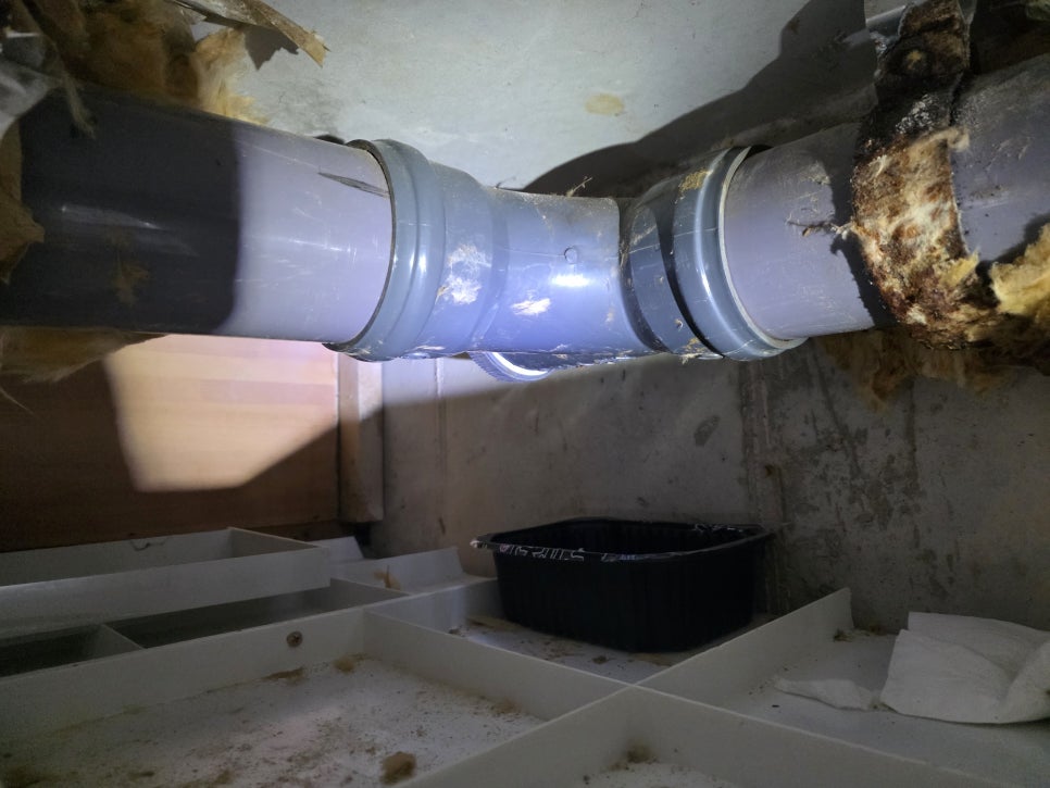 배수관 주변의 손상된 구간
