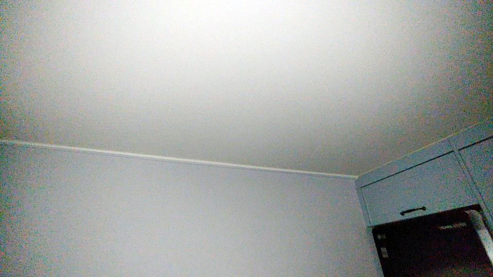 천장과 벽면이 보이는 실내 모습