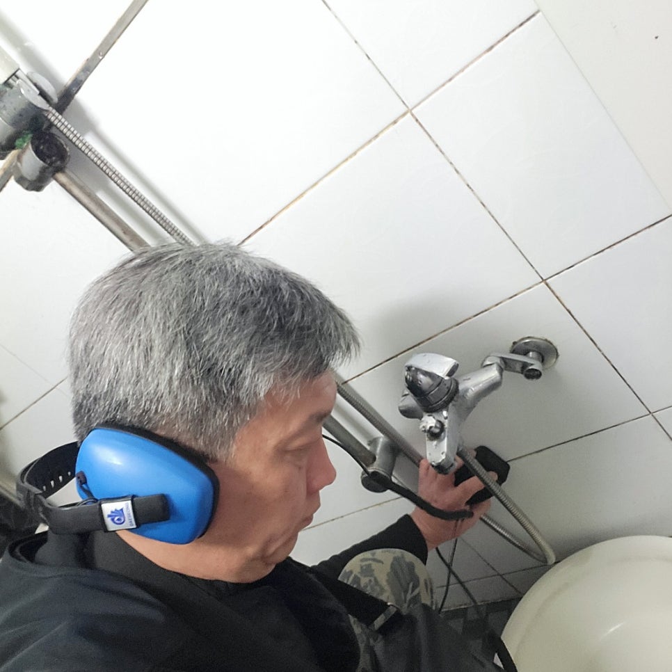 흰색 세면대와 수전이 있는 욕실 전경