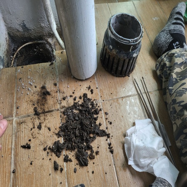 작업 전 배관 주변의 이물질 상태