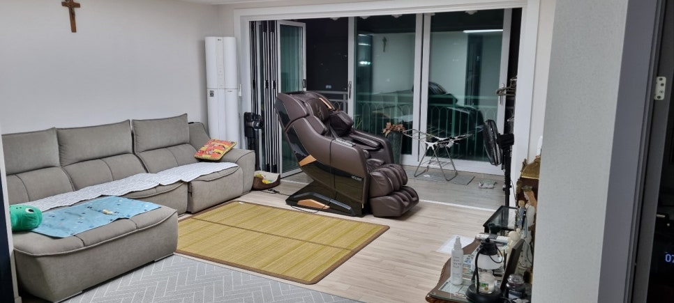 도배 및 목공 공사가 진행되는 거실