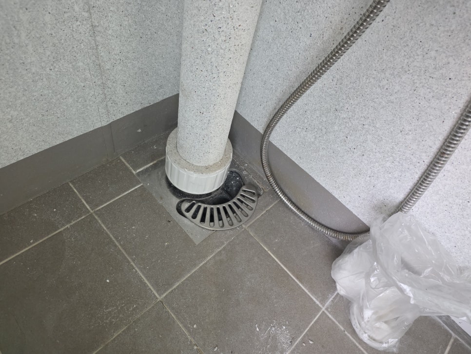 타일 바닥과 배관 마감 작업