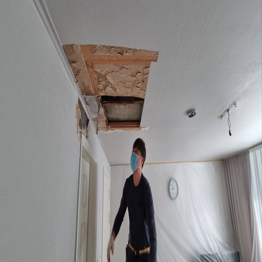 천장 일부가 파손되어 점검이 필요한 방