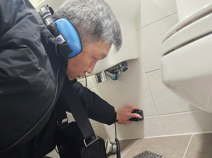 작업 중인 화장실 내부