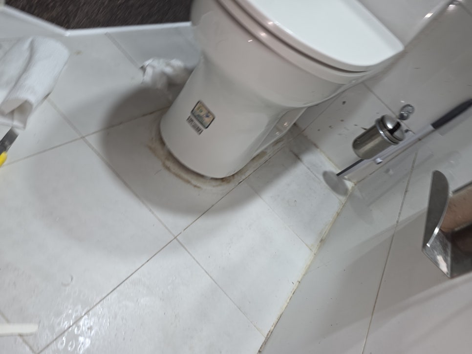 세면대와 변기가 있는 화장실