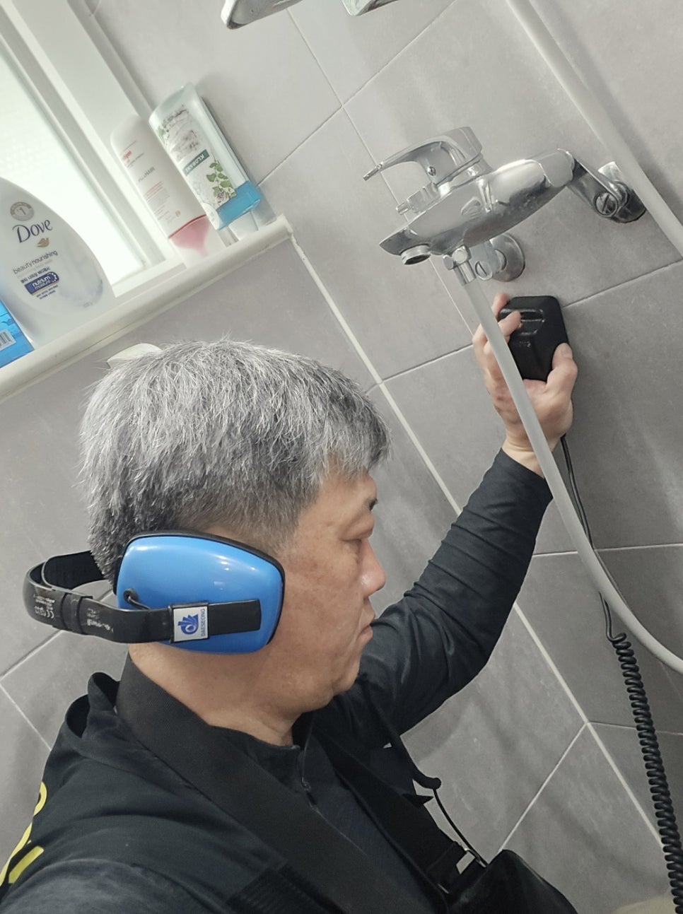 화이트 타일 벽면과 수전 작업