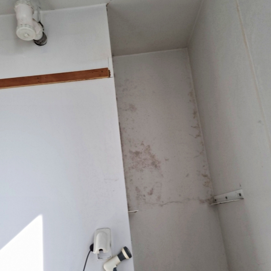 벽면 수전 및 전자기기 주변