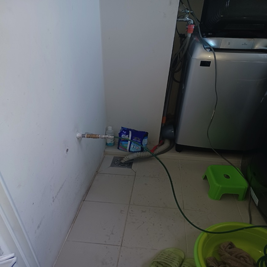수전 파이프와 배관 주변 점검 현장