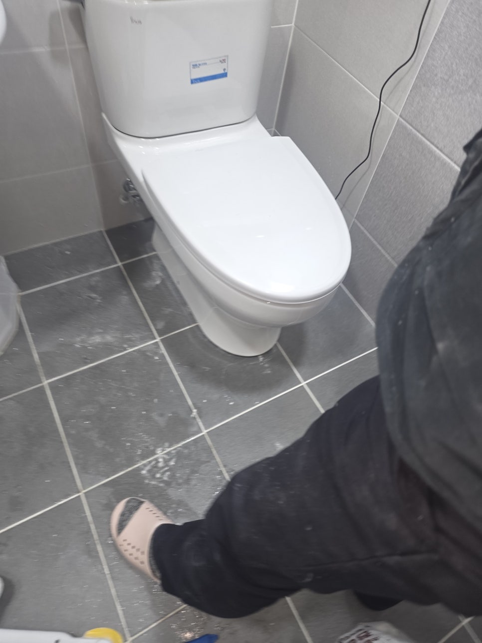 회색 벽지와 타일이 있는 욕실 내부