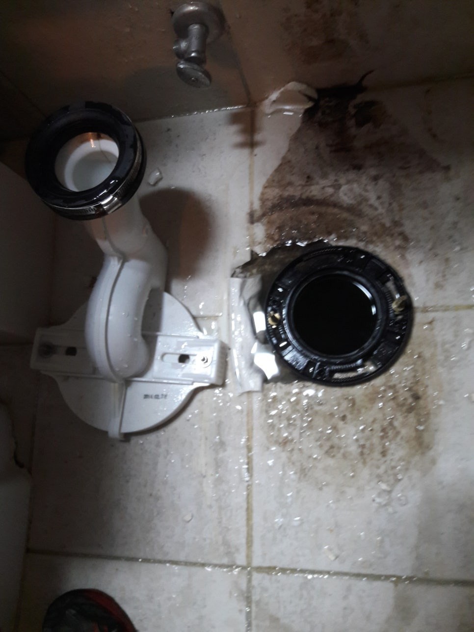 변기를 분리한 연결 부속과 바닥 개구부