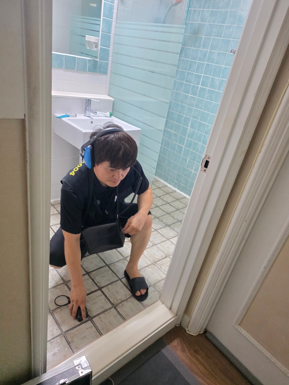 푸른색 타일 벽면이 있는 욕실