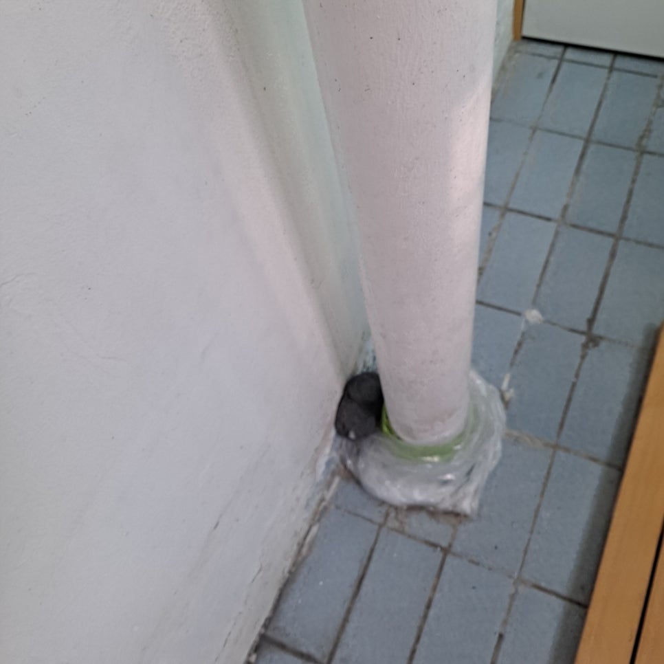 벽면 기둥과 타일 바닥