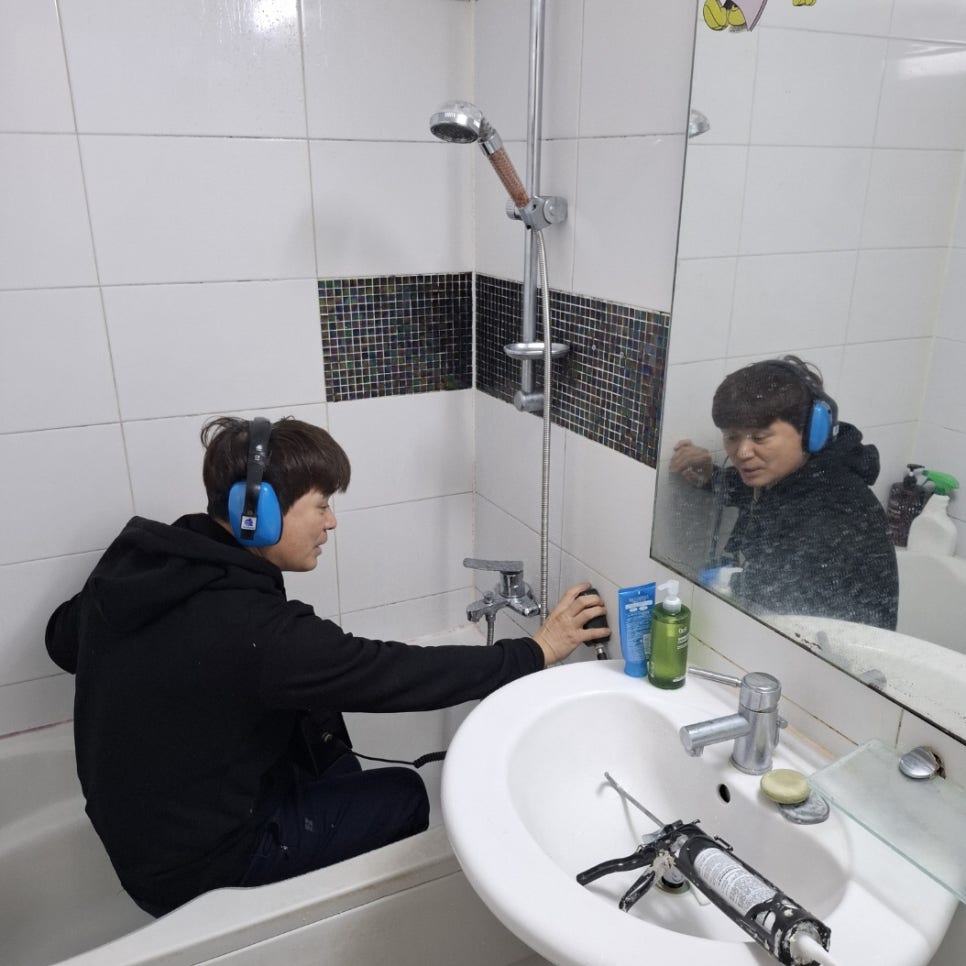 정밀 탐지를 위해 확인 중인 욕실 내부