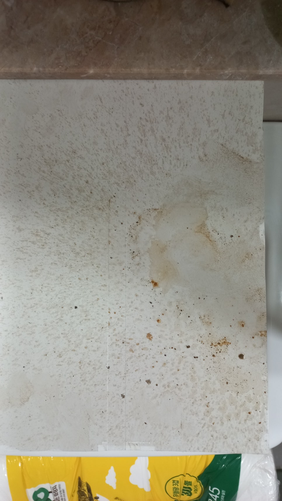 벽면에 발생한 습기 및 얼룩