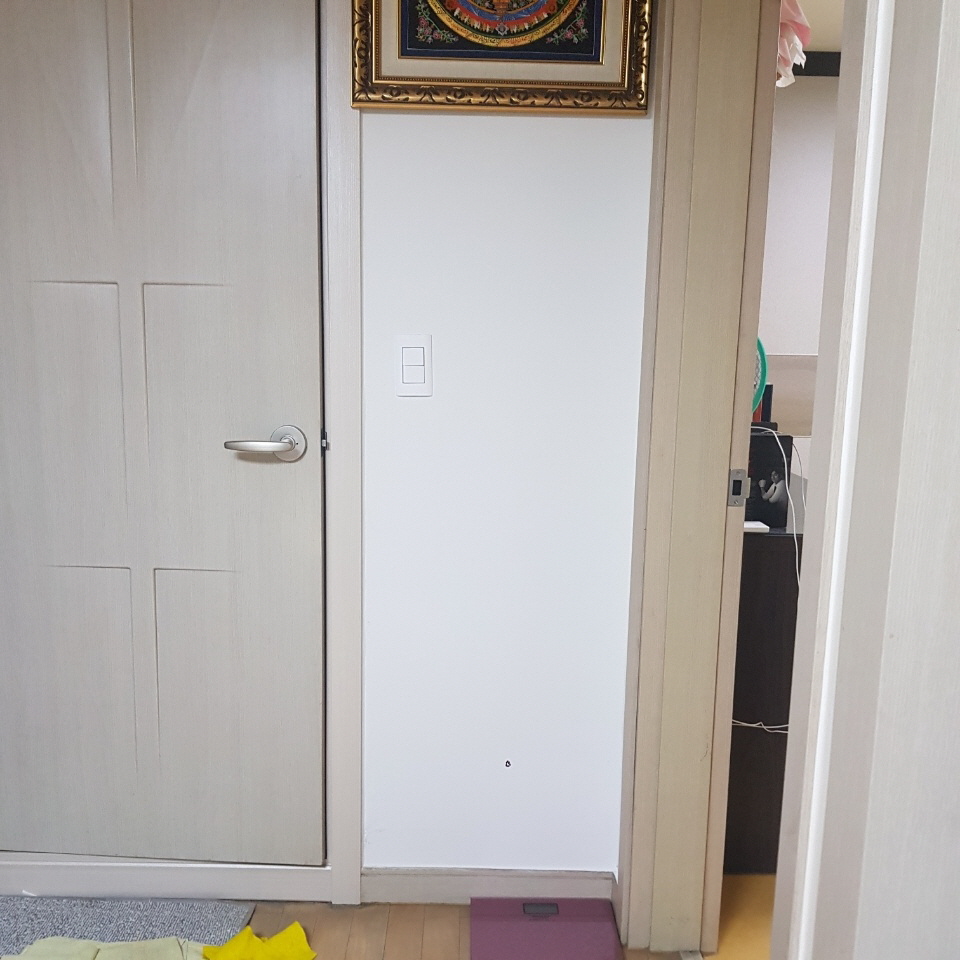 방문과 열린 출입구 사이의 벽·문틀 및 바닥 체중계