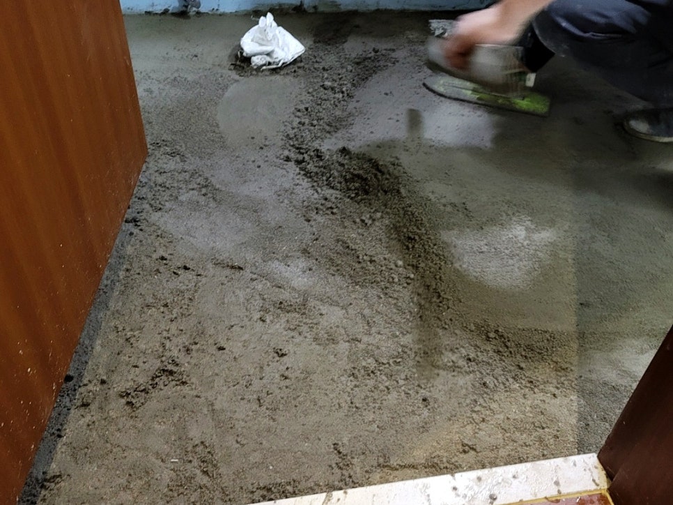 바닥 정리 및 기초 작업 중인 모습