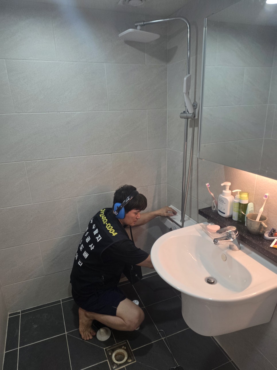 수전과 샤워기가 설치된 욕실 코너