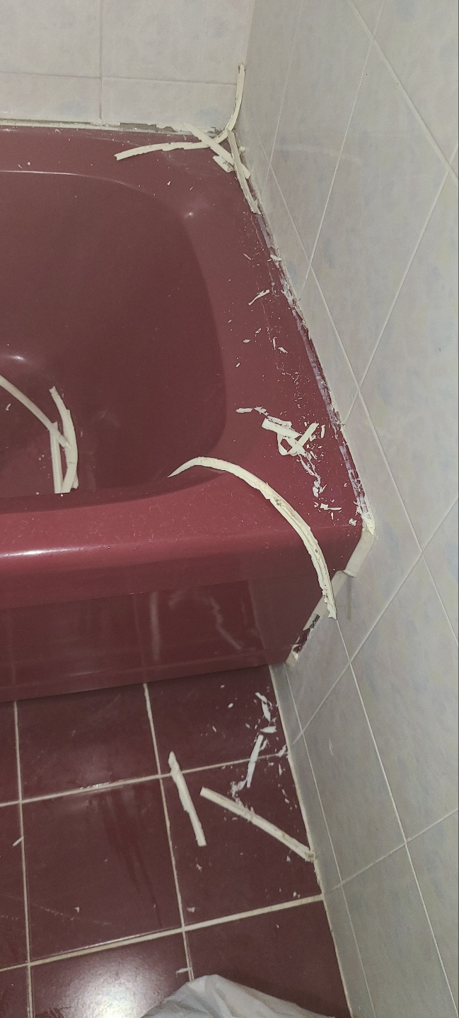 욕조 및 타일 자재가 있는 작업 공간