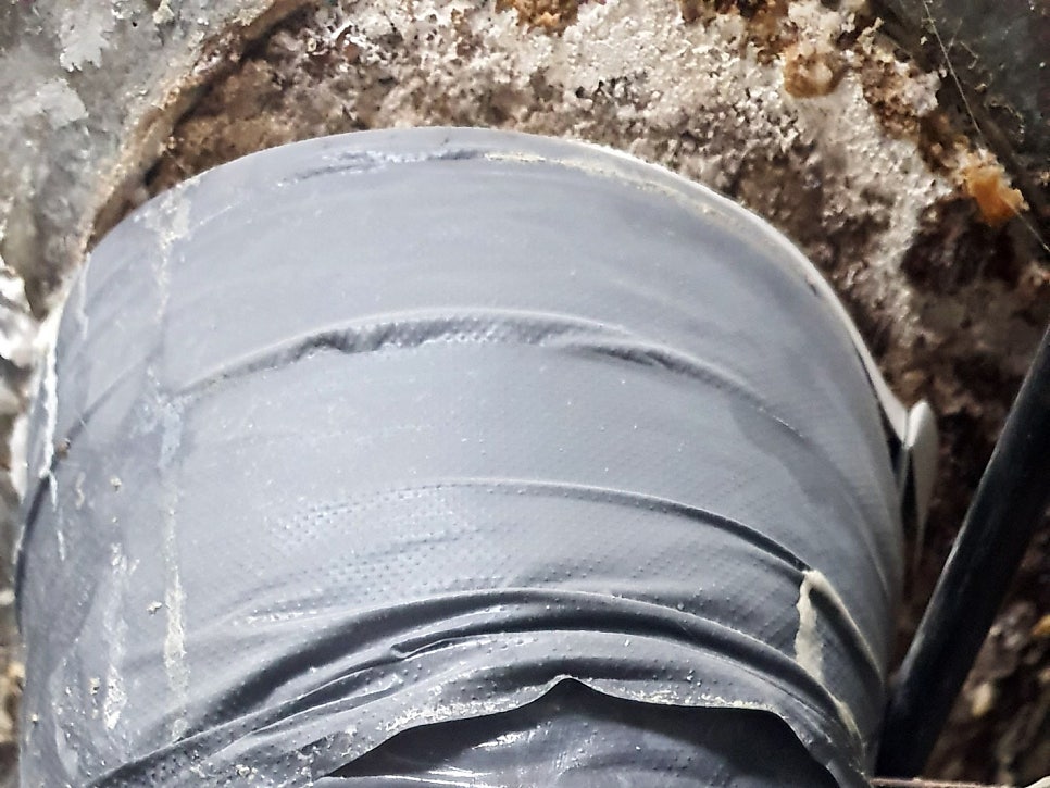 이물질이 쌓인 바닥 상태