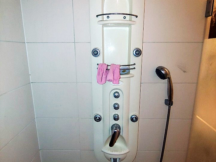 샤워기 설치판과 타일 벽면
