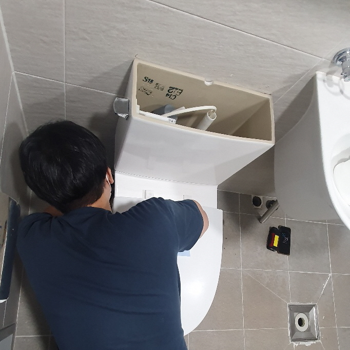 방수 작업이 필요한 변기 및 타일 주변