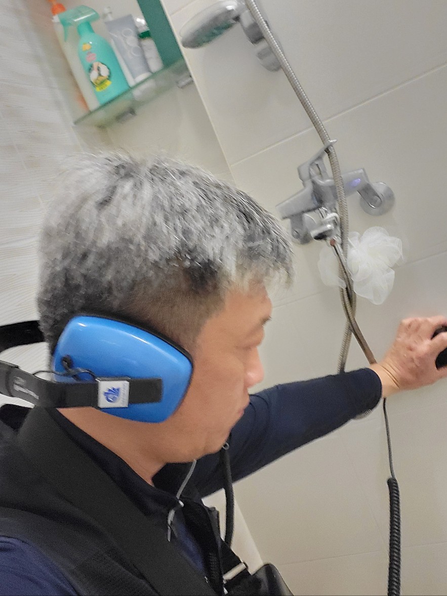 작업 중인 욕실 환경