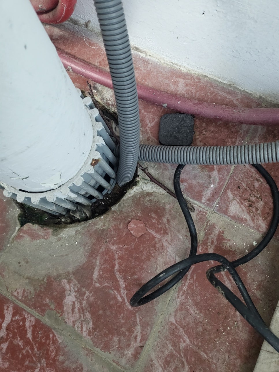 배관과 호스가 연결된 작업 부위