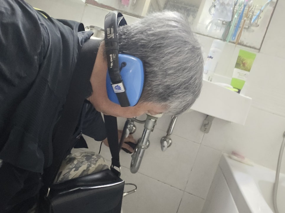 수전과 타일이 보이는 욕실 내부