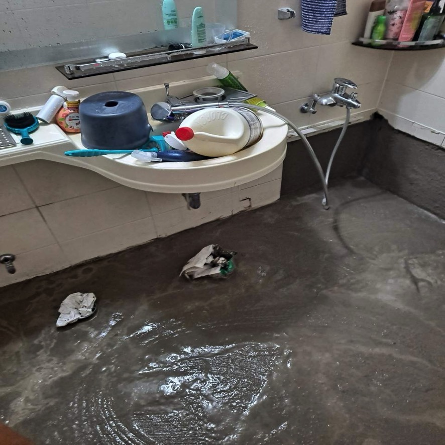 바닥에 물이 고여 있는 누수 상황