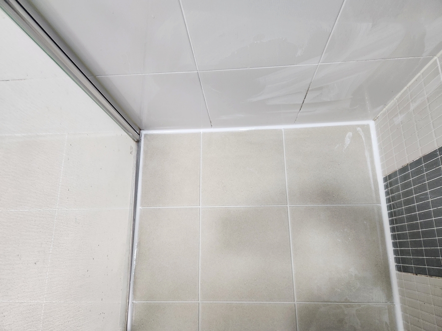 공사 완료 후 깔끔해진 욕실 타일