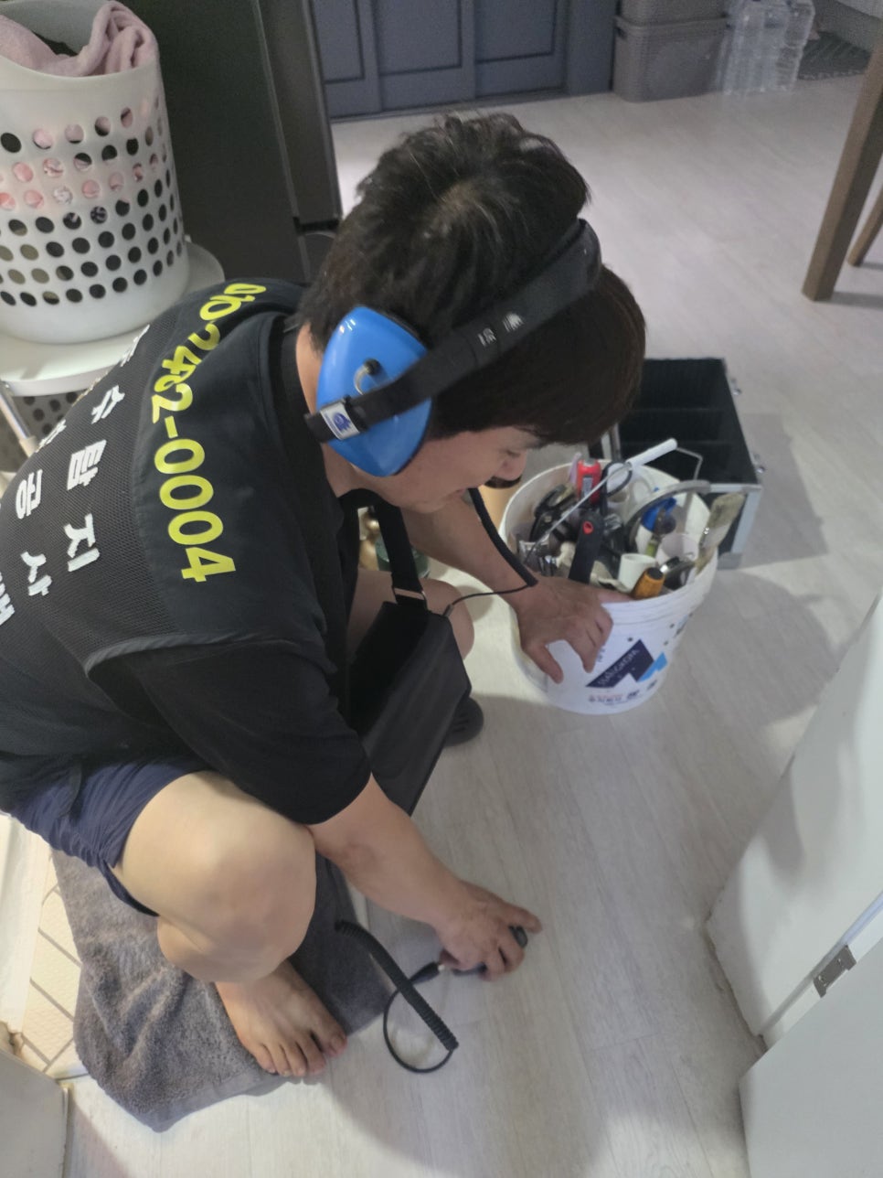 작업 도구를 준비하는 작업자