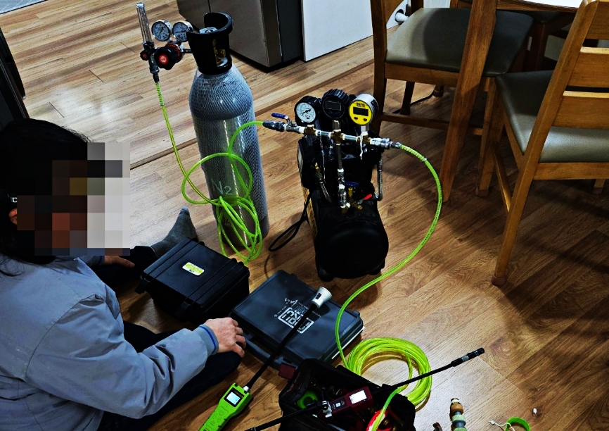 공사 현장에 준비된 가스 탱크와 압축기 장비
