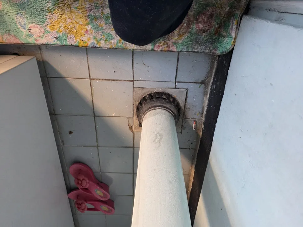 배관 누수 검사 중인 장면