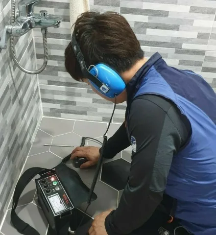 배관 누수 탐지 작업 중