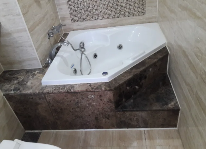방수층 손상을 확인하고 집중 점검하는 모습