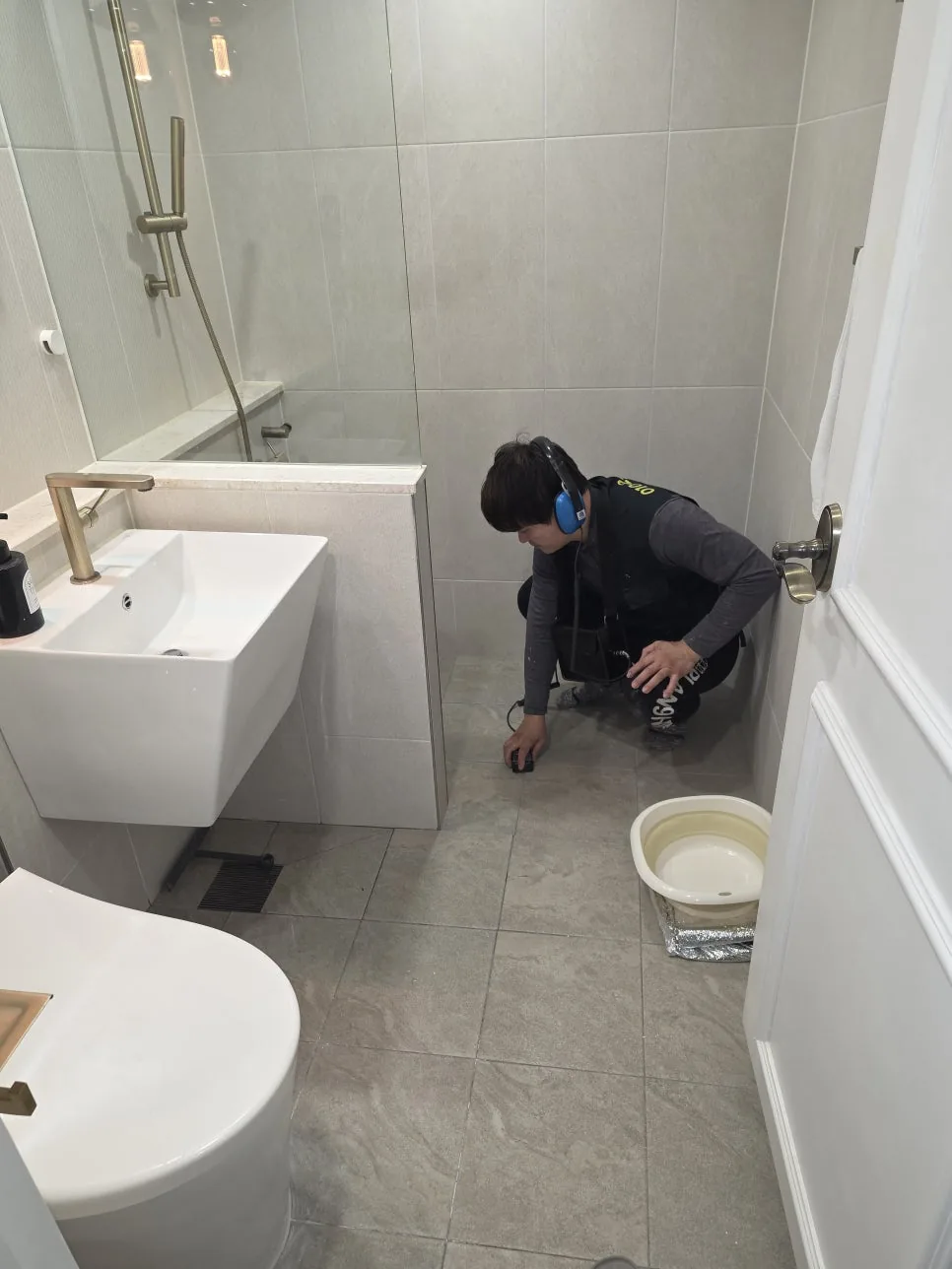 수리 중인 욕실 바닥 탐지 작업